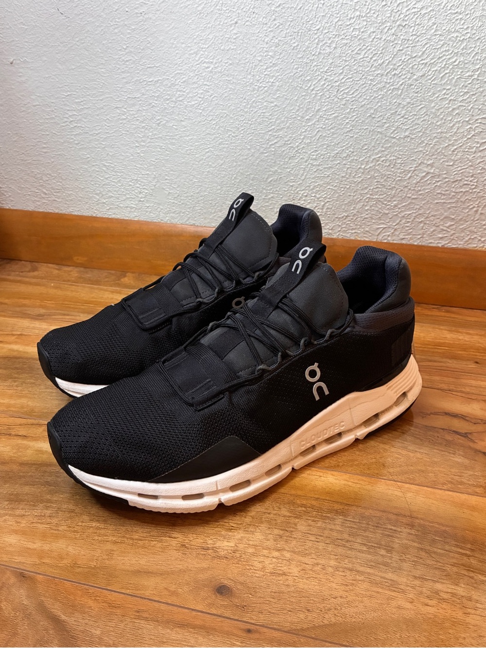 On Cloud Men’s Cloudnova Athletic Running Sneaker Shoes, black/white- size 10